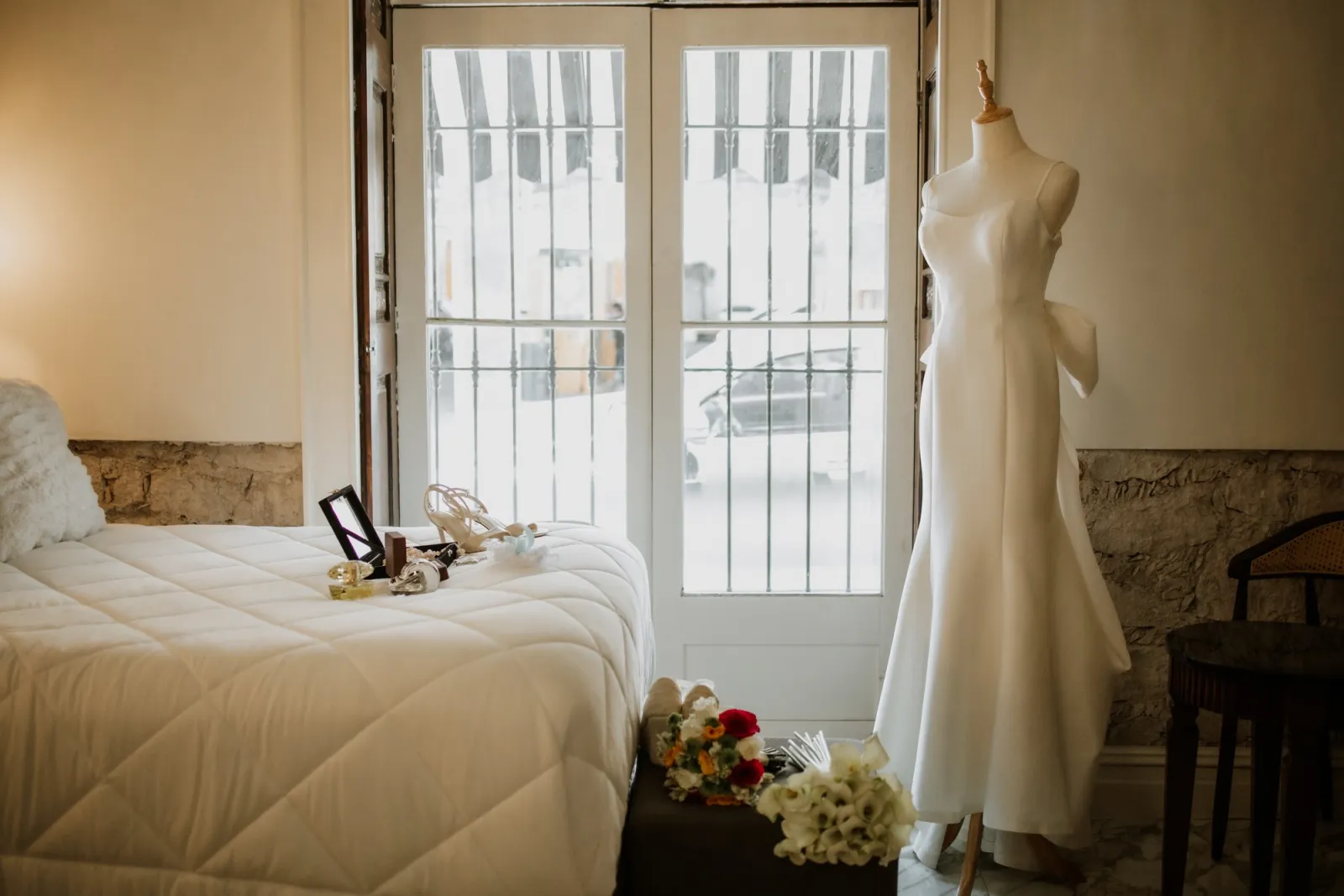 Suite privada de la boutique con un vestido junto a la ventana