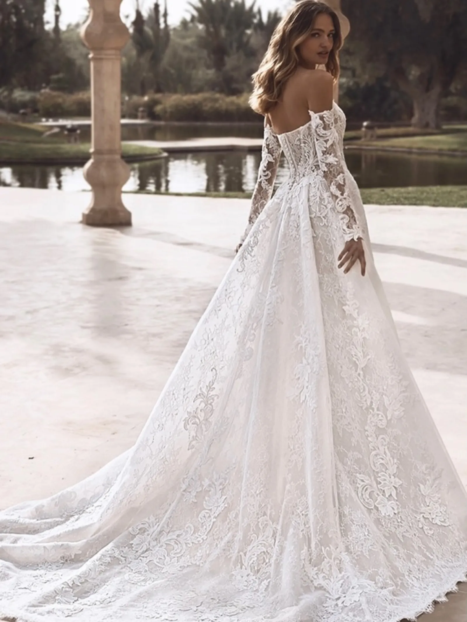 Vestido Vanessa de Enzoani, en tul con encaje botánico