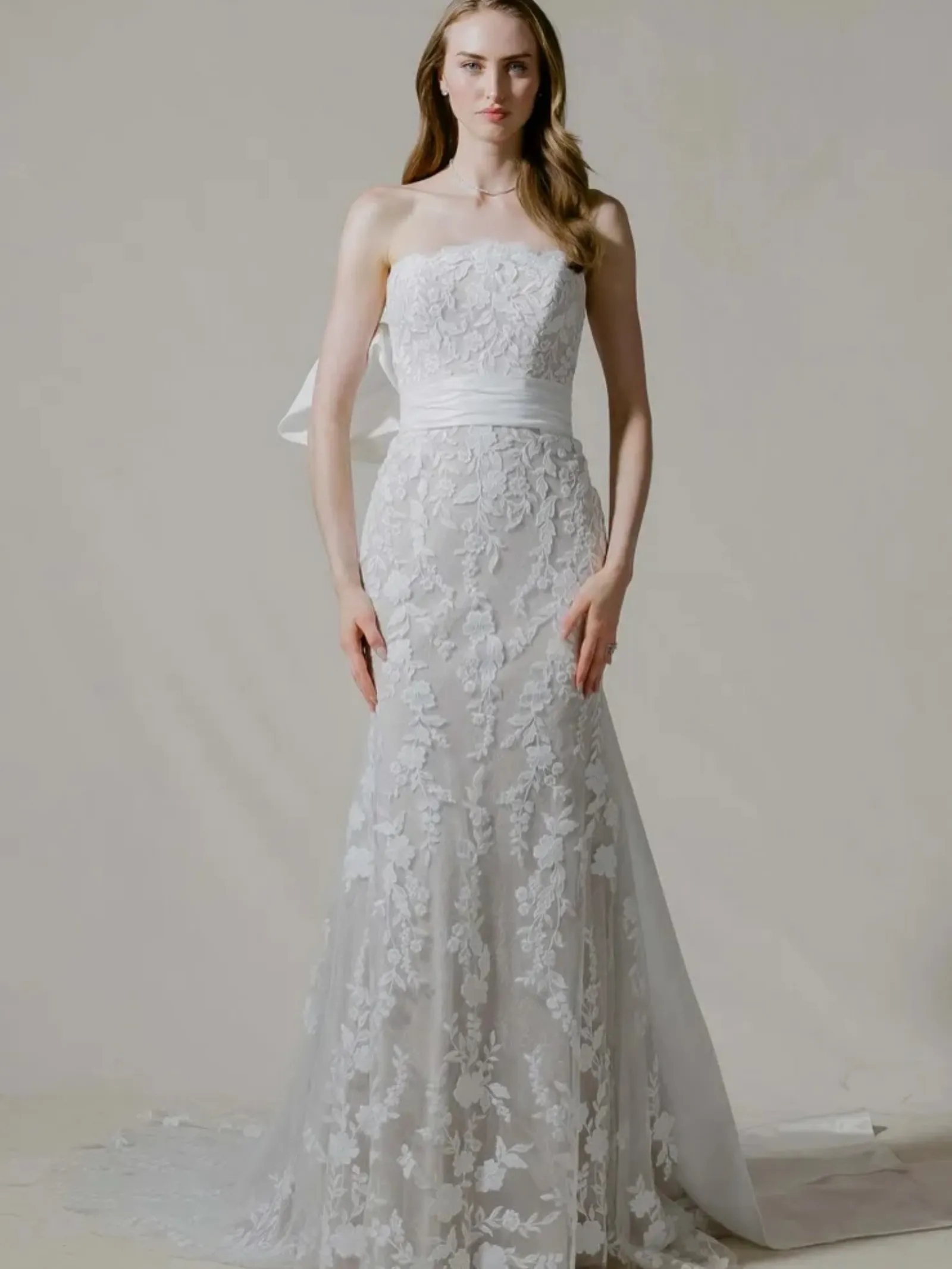 Vestido recto con banda a la cintura, de Morilee